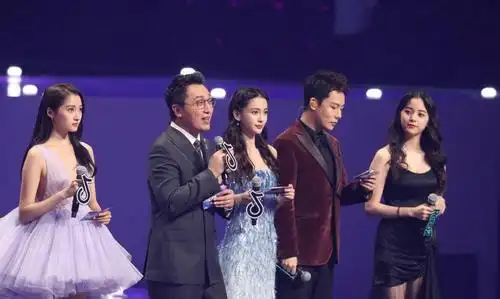 angelababy穿得好看还不够,同台关晓彤和欧阳娜娜,年龄感也不输