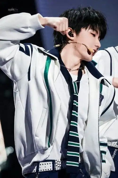 岁月是把美容刀,让马嘉祺原本就帅气的脸庞变得帅气加倍了0099