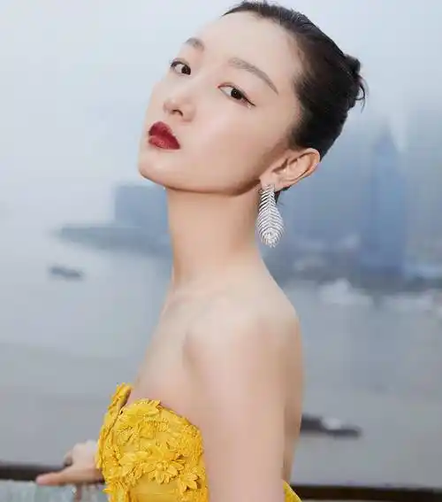 周冬雨瘦成竹竿,深v礼服撑不起来太尴尬,昂首挺身材气场不输超模_卫衣