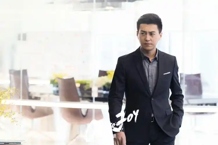 靳东更是被网友强行在《欢乐颂》里要求和安迪组cp,多年守候成朋友,老