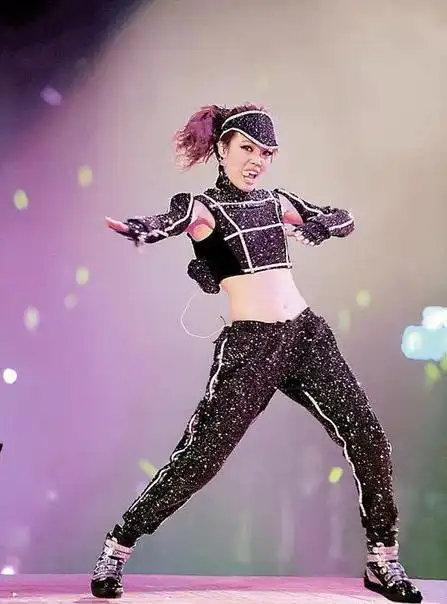 容祖儿演唱会豁出去挑战性感秀平胸组图