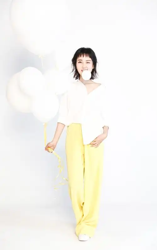 杜沁怡时尚大片曝光 眨眼睛吹气球俏皮可爱