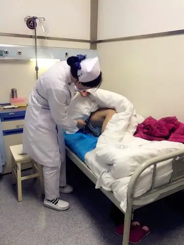 夜班护士查房时,注意观察手术病人敷料渗血情况