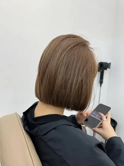 亚麻奶茶色短发绝了放假后一定要染的发色