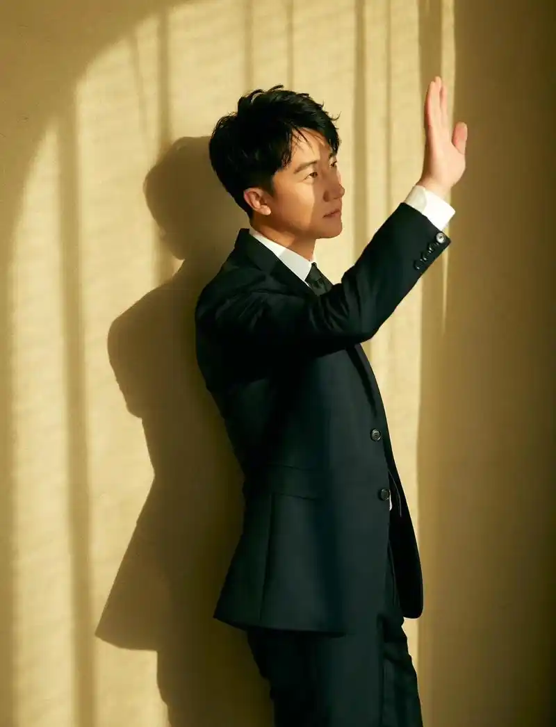 黄轩黑色西装搭配文质彬彬