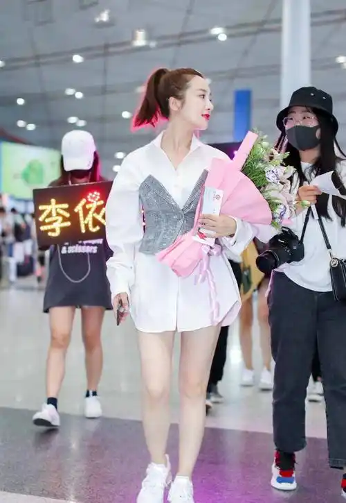 原创古装第一美人李依晓现代装也惊艳白衬衫配灰色腰封洋气精致