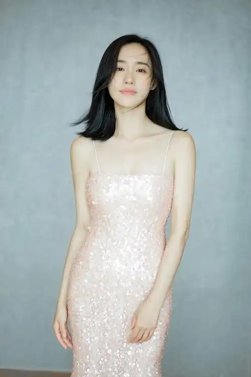 日前,女星王智在个人社交平台发布一组美照.