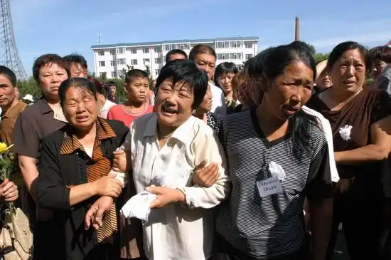 图文亲朋挥泪送别高秀敏姐姐哭得痛不欲生