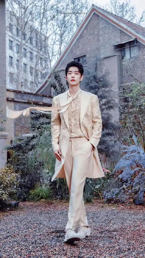 小王子069995#肖战es高定#| 壁纸#肖战差点绊倒自己