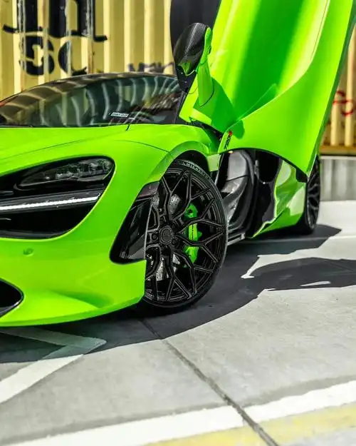 迈凯伦跑车怎么样 荧光绿的迈凯伦720s spyder喜欢吗?_什么值得买