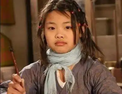 "最丑童星"莫小贝近照曝光!11年后美成舒淇,都快不认识了!