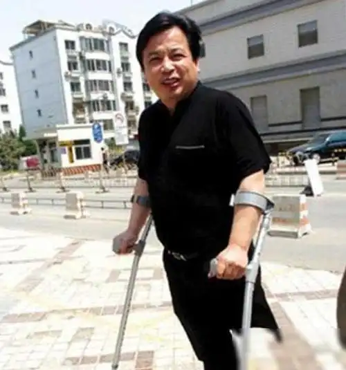 老山战斗英雄徐良87年上春晚一唱成名之后为何陷入舆论风波