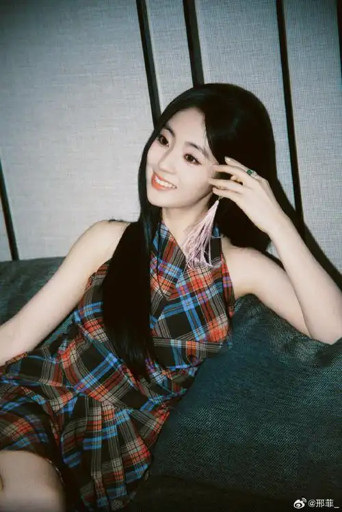 邢菲羽毛耳环##邢菲挂耳粉羽