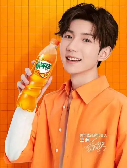 前两天刚解锁了国民品牌美年达饮料代言人身份,为联合国世界儿童日