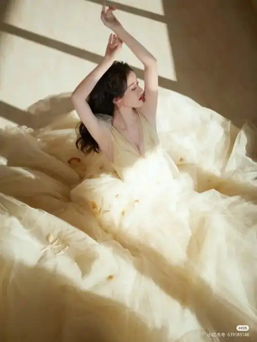 看看袁冰妍穿婚纱的照片吧!