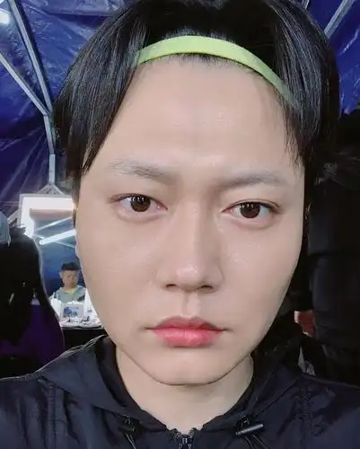 孟鹤堂晒出素颜照,上演眉毛失踪,粉丝纷纷在线p图挽救颜值