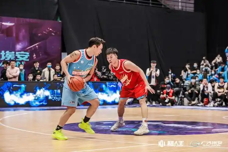 2021路人王篮球年终盛典激情对决 周锐加冕新一代路人王_太平洋号