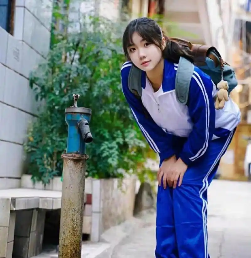 校服少女,日系校服好看还是中式校服漂亮? #娱乐最前沿