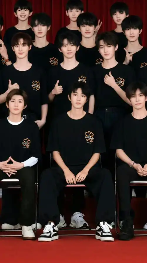 祖师奶带团跳舞祖师爷带团拍照##tfboys四代同堂vs鞠婧祎带团跳舞