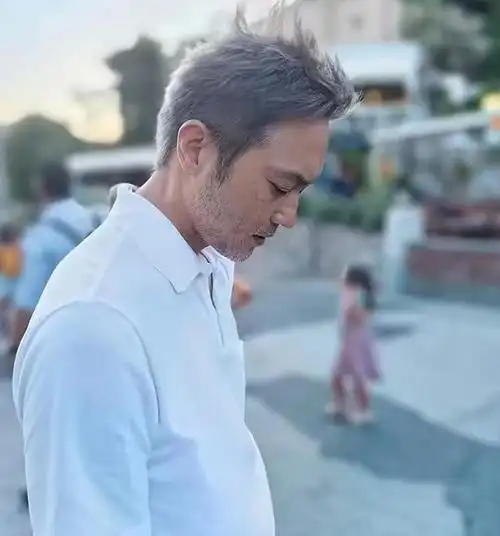 袁咏仪夫妇晒恩爱出游的照片,张智霖满头白发胡子拉碴