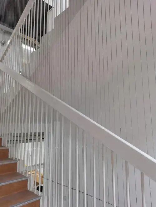 隐形防护网搭配白色护栏这样的楼梯你爱了吗