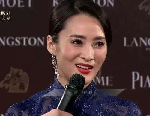 陈建斌携蒋勤勤走51届金马奖红毯 粉丝尖叫调侃打闹/图