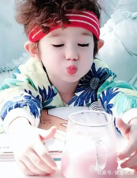 看jackson这睫毛,超羡慕,怎么会有睫毛这么长得男孩子,太可爱了!