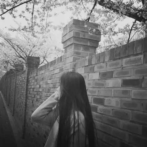 女生黑白全身背影头像唯美 女生头像图片大全 -【爱个性】