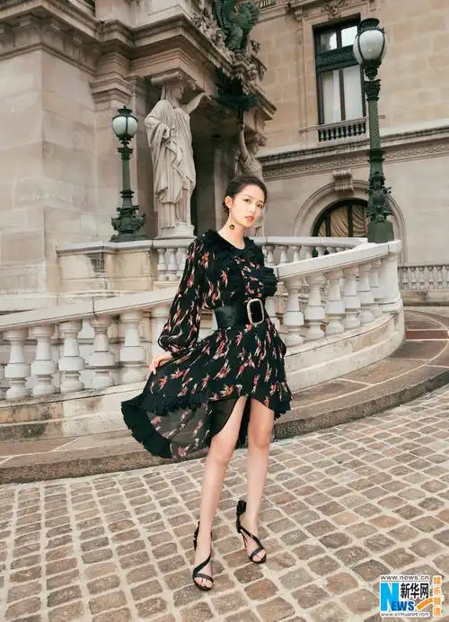 李沁碎花裙现身秀场别致盘头展法式小浪漫