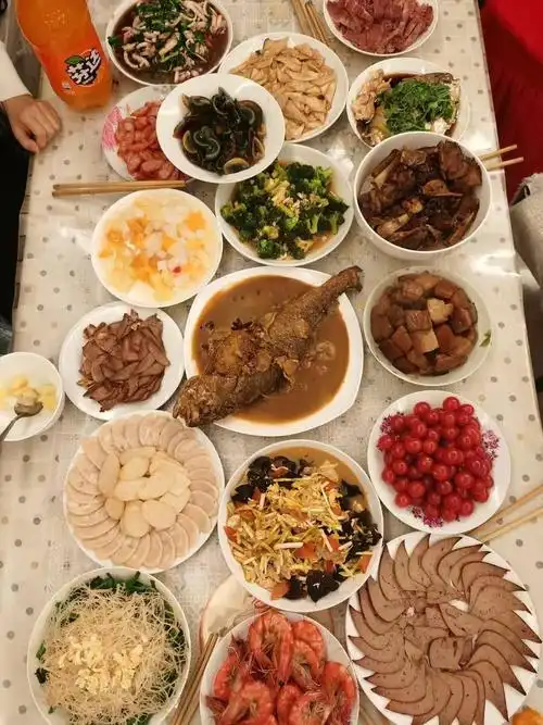 今天家里聚餐的饭,先说我主页位置不准 楼里有人猜出来啦,就是河北