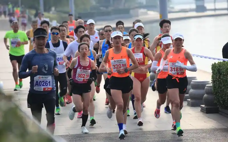 南京马拉松成绩喜人,彭建华等4人跑进210