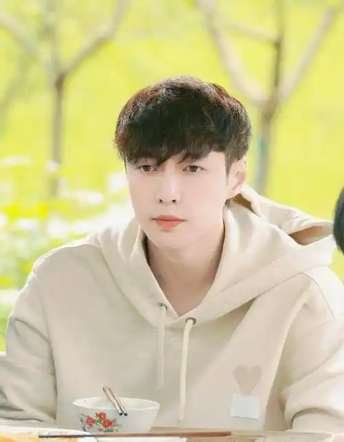 在近两期播出的节目中,杨紫和张艺兴一见面就澄清了绯闻,互动还非常的