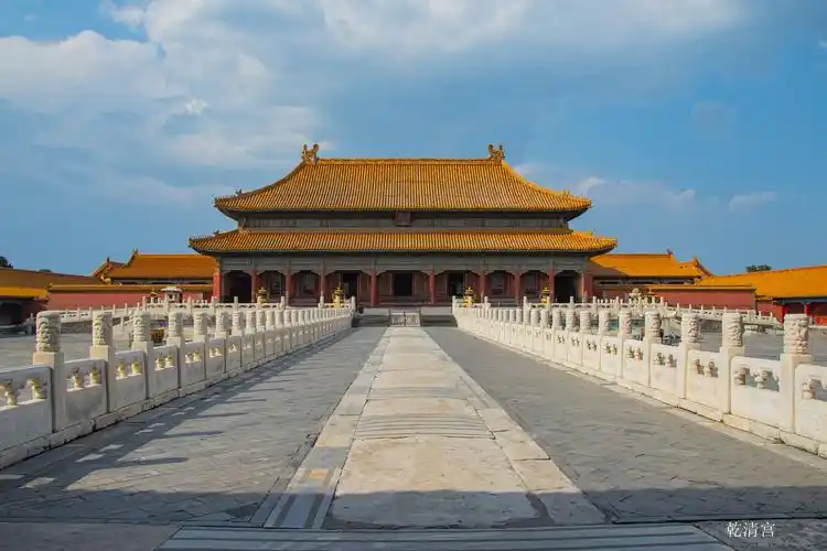 过此门方见乾清宫,因此得名.