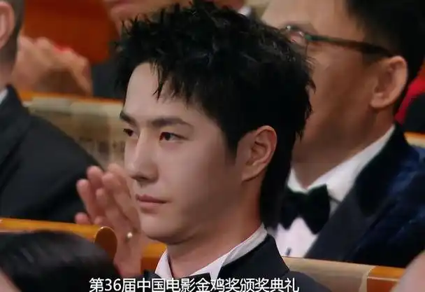 回顾金鸡奖明星反应太精彩王一博失奖陪跑瞬间变脸周冬雨含泪