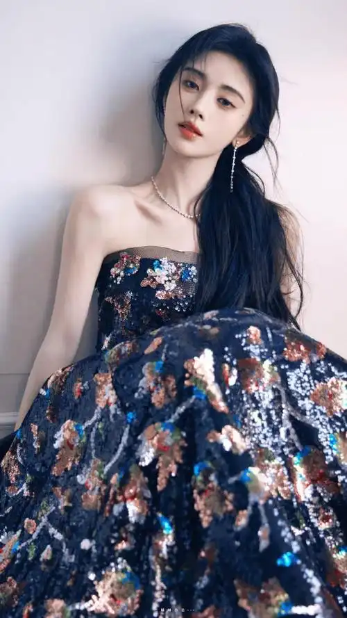 鞠婧祎红毯直拍视频掉落,身穿华丽花朵露肩长裙礼服,一出场就是公主