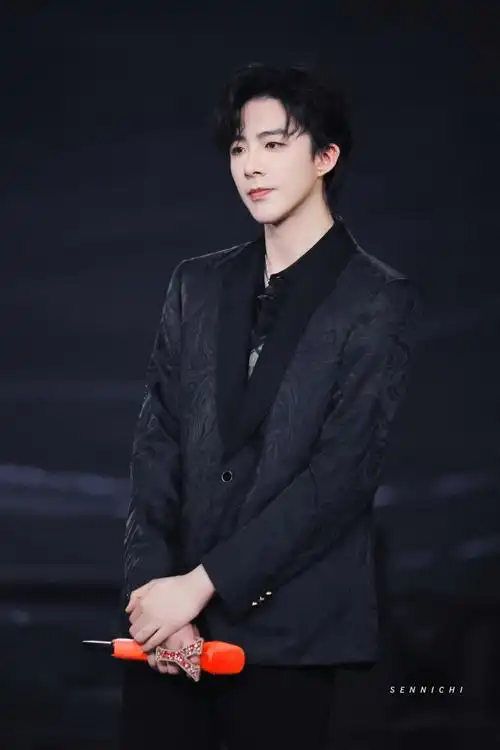 刘宇宁舞台错位图,看到这张图还以为是个鼻涕泡!真的太可爱了!