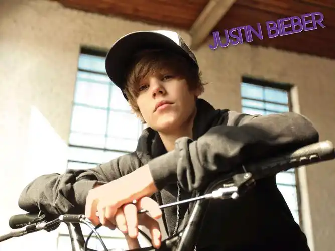 贾斯汀·比伯帅气阳光写真电脑壁纸