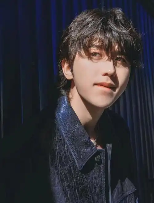 蔡徐坤近照曝光认不出躺沙发上显疲惫但身上肌肉增加了不少