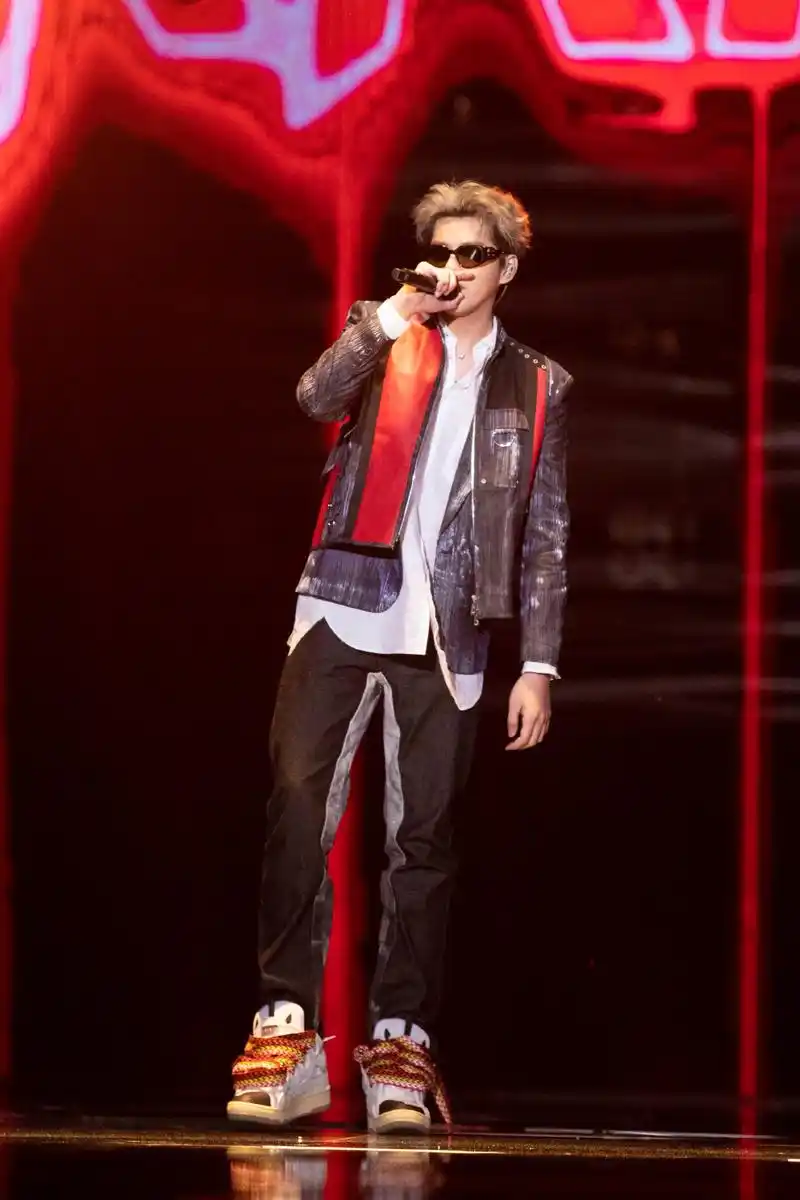 明星丨吴亦凡沸腾之夜新歌首秀!追梦路上永不止步一路展翅翱翔