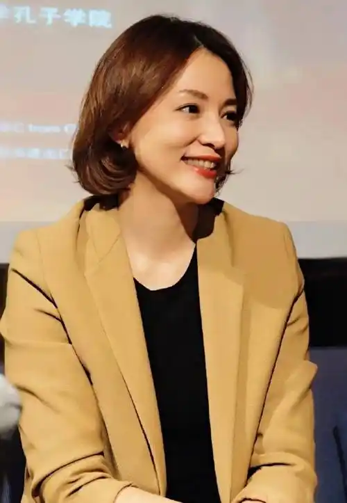 董卿罕露面!穿西装优雅知性,脸上没有一丝皱纹,美得像换了个人