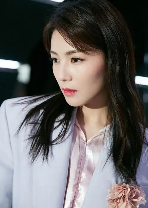 2021年4月18日讯,近日,刘涛参加《我是女演员》节目录制,帅气西装造型