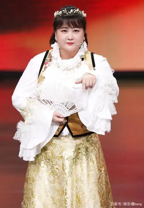 同样是宫廷风,关晓彤矜贵,吉娜美艳,都不及贾玲以可爱取胜