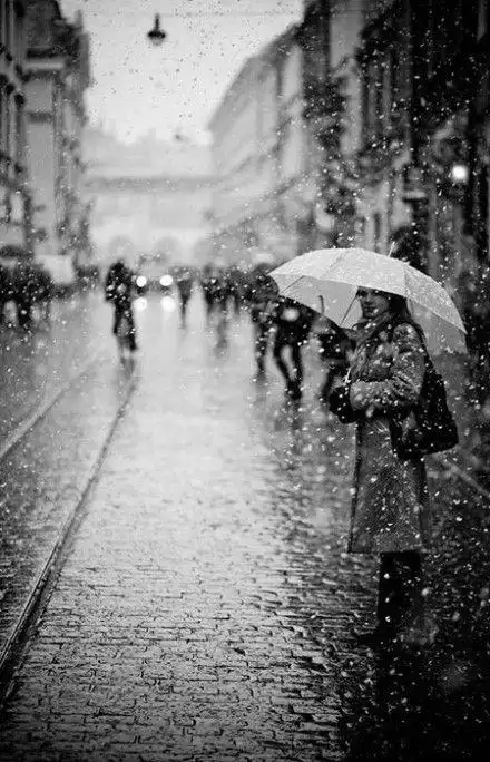 图片大全 伤感图片           一个人孤独的行走忧伤的图片