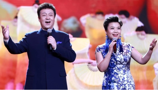 55岁的张也仍孤身一个人,与男闺蜜相伴了21年,婚姻大事成谜团