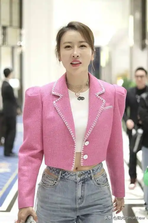 毛俊杰现身上海时装周秀,粉色露脐上衣牛仔裤清新时尚_毛俊杰_粉色