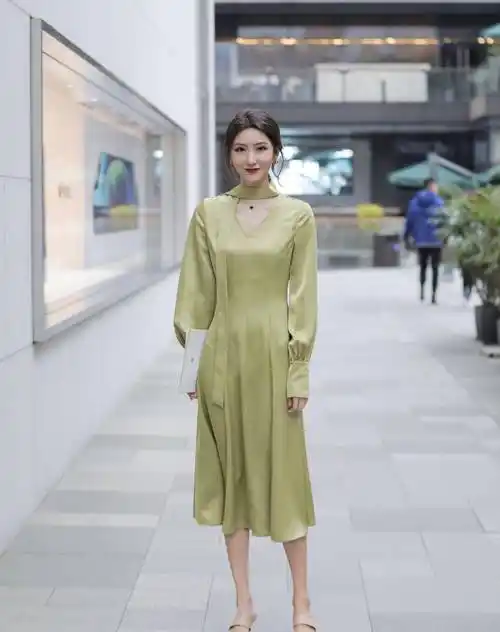 成都女生也太时髦了,流行色刚出,就上演"街拍大秀",高级显白