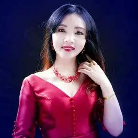 中文名:红豆 生日:1976-07-03 简介:红豆,内地华语女歌手,四川遂宁市