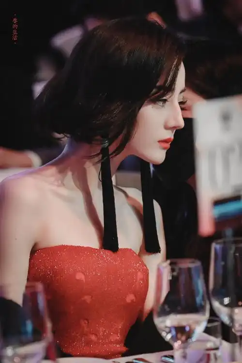 迪丽热巴民国风造型