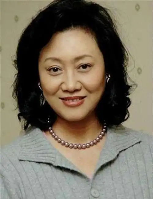 国家一级演员王丽云,和前夫分居10年后离婚,现还在用老人机