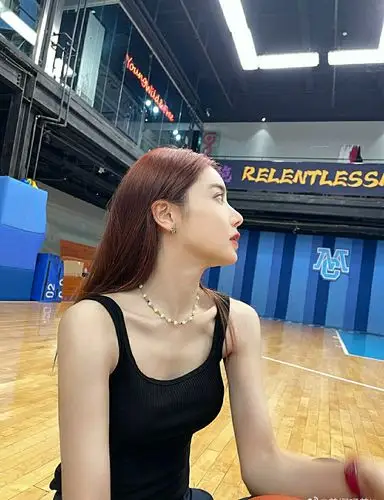 nba女主播美娜发福利:身穿浅蓝色的露脐装,尽显优雅的曲线身材
